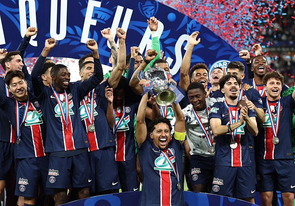 La plantilla del PSG celebra la Copa ganada ante el Reims.
