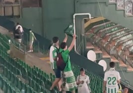 La despedida del Villamarín: mucha emoción, fotos para el recuerdo y hasta asientos arrancados