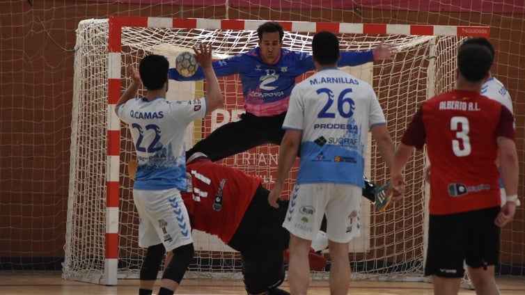 El BM Proin Sevilla remonta y salva la categoría en El Paraguas (29-25)