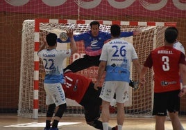 El BM Proin Sevilla remonta y salva la categoría en El Paraguas (29-25)