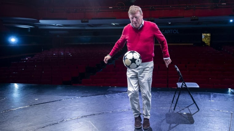 César Cadaval juega con un balón durante la entrevista en el teatro Capitol