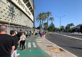Largas colas en el Villamarín para recoger las banderas de la final
