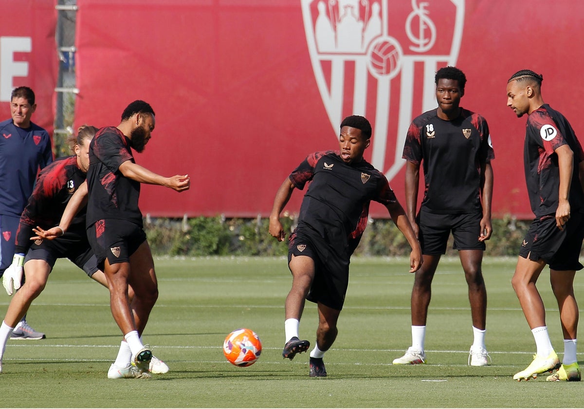Los jugadores del Sevilla, en un entrenamiento de esta semana en la ciudad deportiva