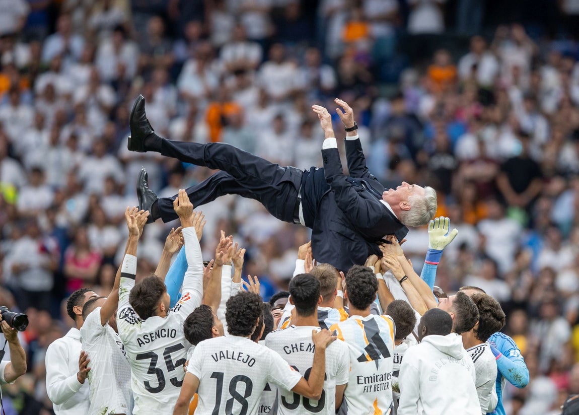 Los jugadores del Real Madrid mantean a su entrenador, Carlo Ancelotti.