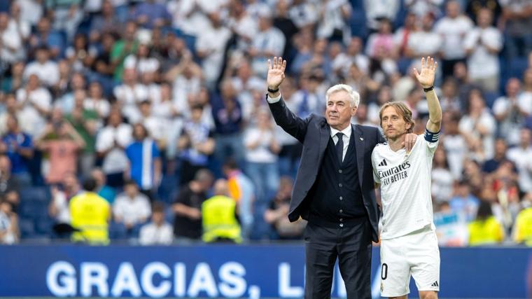 El Bernabéu se rompe en dos en una tarde de despedidas para la historia del Madrid