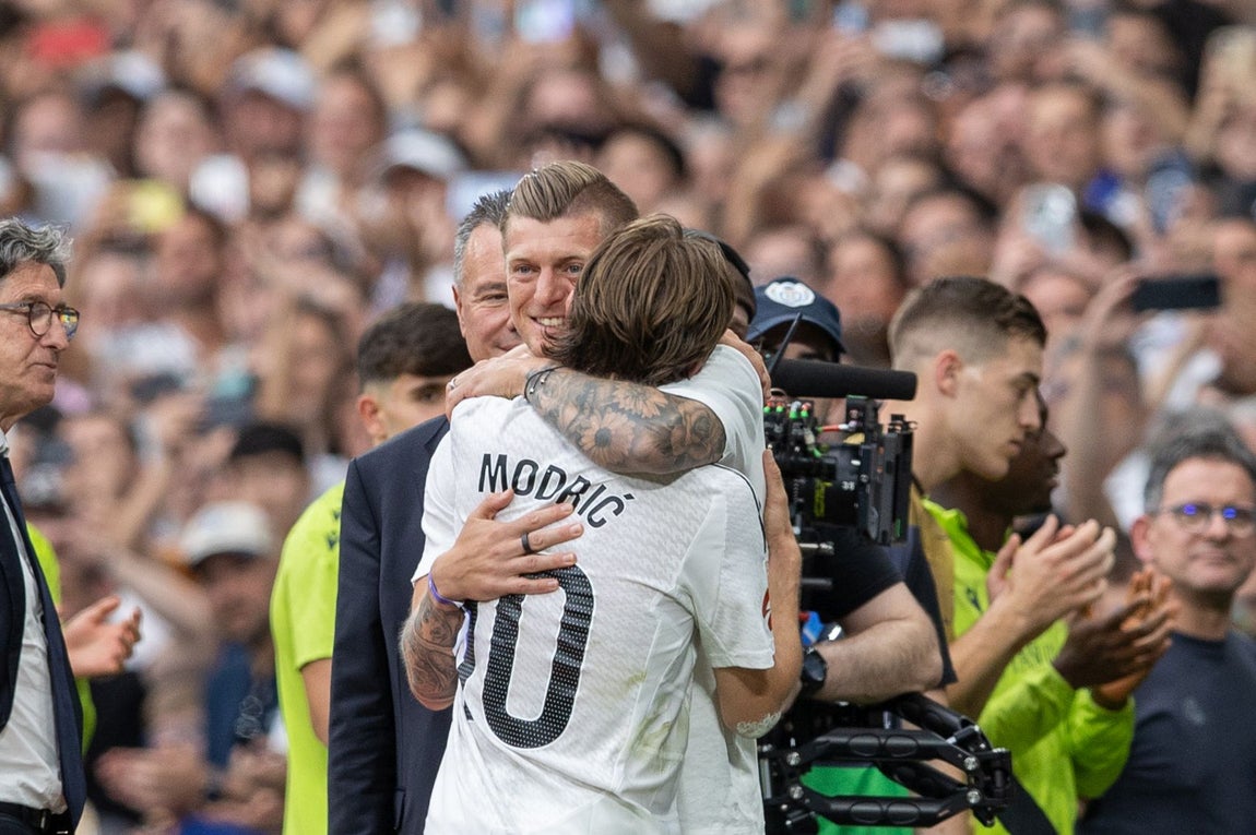 Toni Kroos, abraza a Luka Modric al final de su último partido como jugador del Real Madrid.
