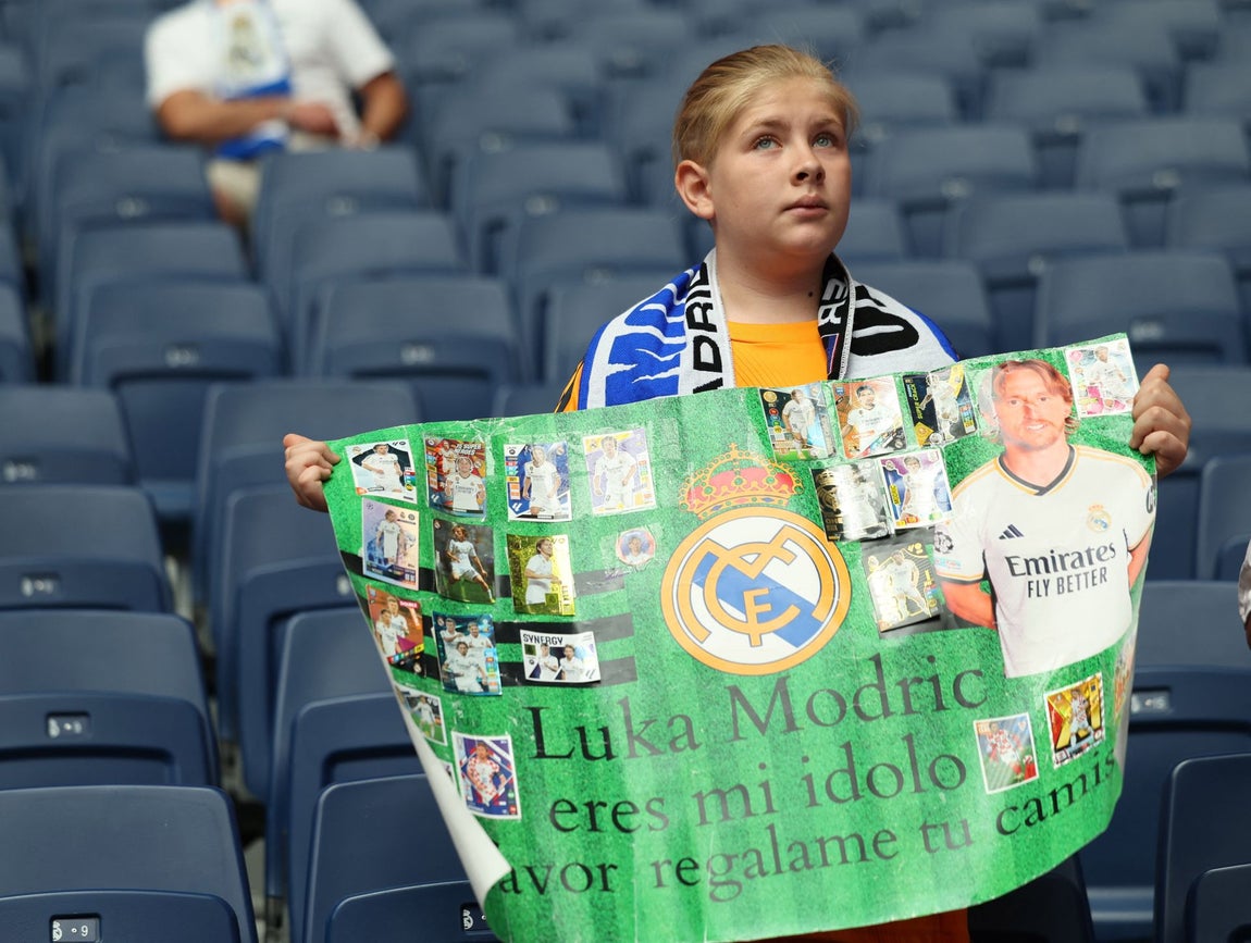 Una niña sostiene una pancarta en homenaje a Modric