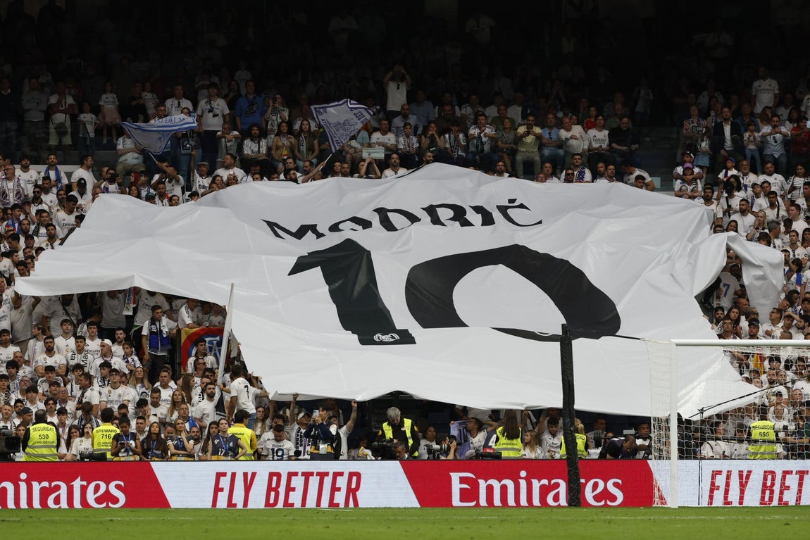 Una camiseta gigante con el dórsal de Luka Modric en su último partido en el Bernabéu.