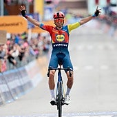 Carlos Verona vence en solitario tras dar una exhibición en la 15ª etapa