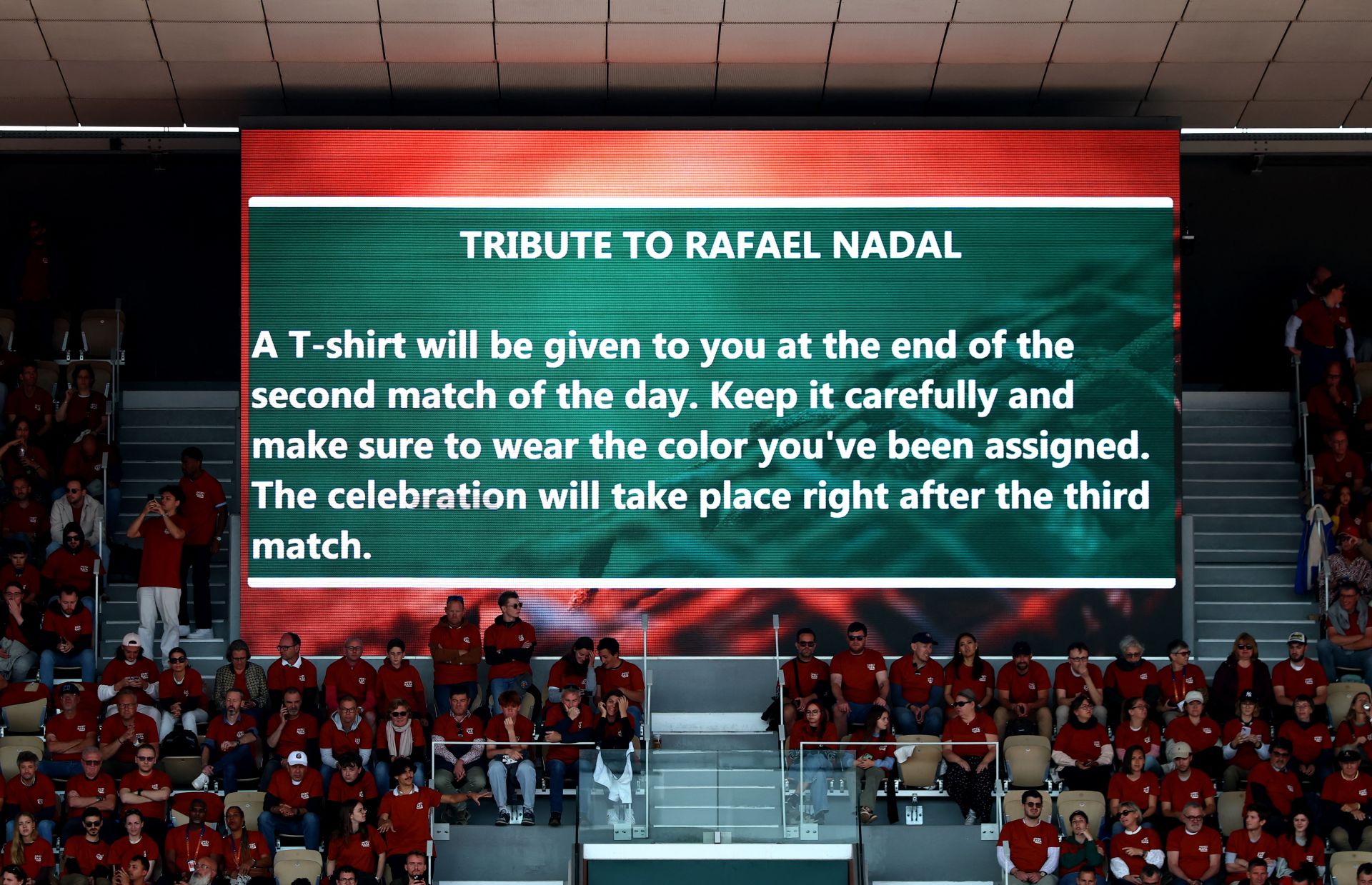 Mensaje en las pantallas de Roland Garros para avisar sobre el homenaje a Nadal. 