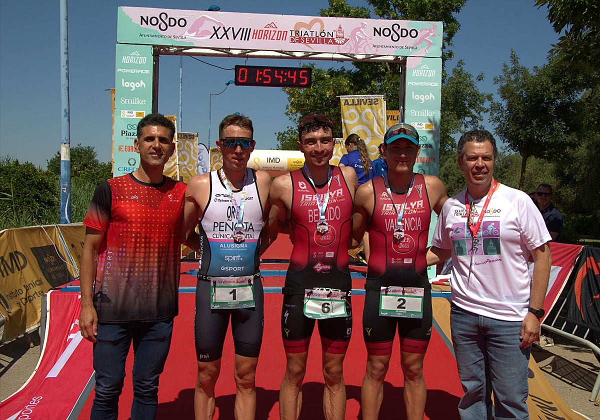 Podio masculino del Triatlón de Sevilla 2025 en la distancia olímpica