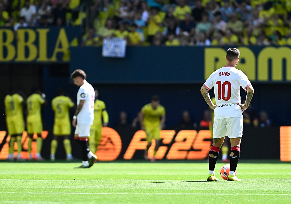 Suso espera para sacar desde el centro del campo tras uno de los goles del Villarreal