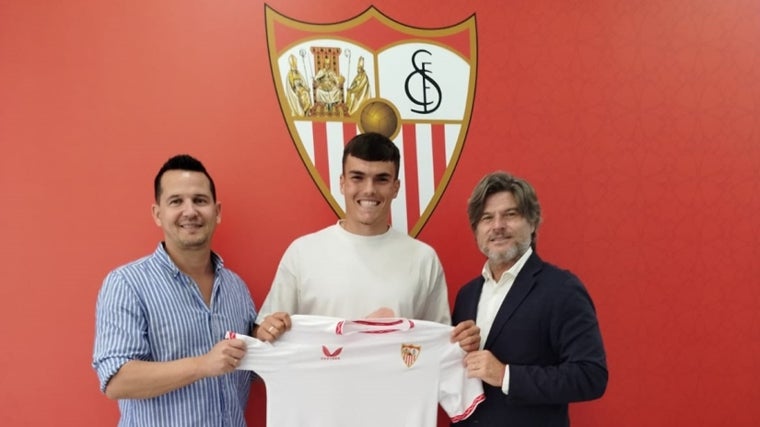 Iker Muñoz posando con la camiseta del Sevilla tras su renovación