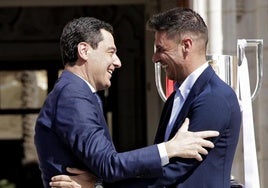 Juanma Moreno, un hincha más del Betis: «Es un orgullo»
