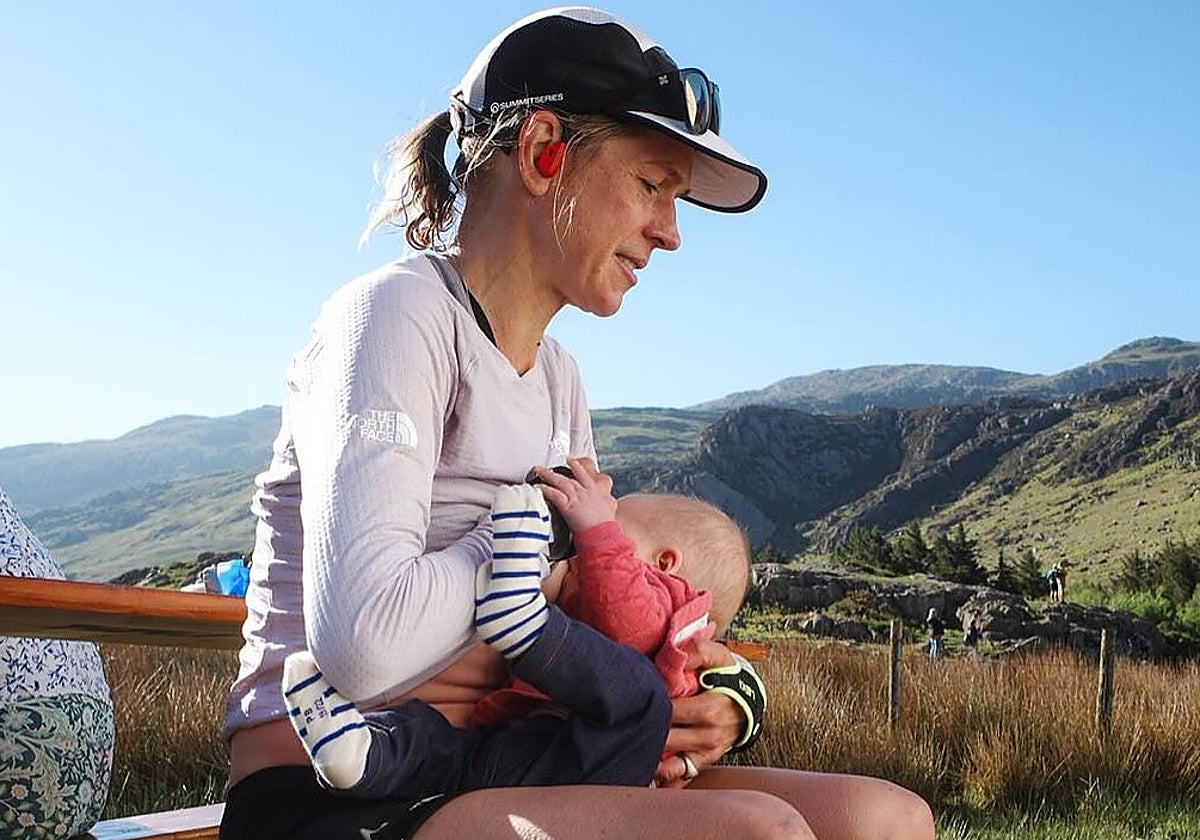 Stepahnie Case amamanta a su hija durante la prueba