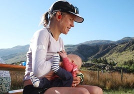 Una madre amamanta a su bebé mientras corre y gana un ultramaratón de 100 kilómetros