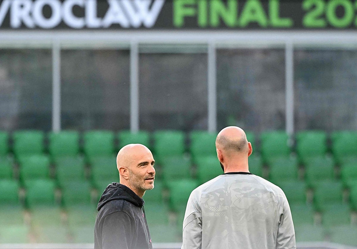 Enzo Maresca dialoga con uno de sus ayudantes en el césped del Stadion Wroclaw en el entrenamiento previo a la final de la Conference League Betis - Chelsea