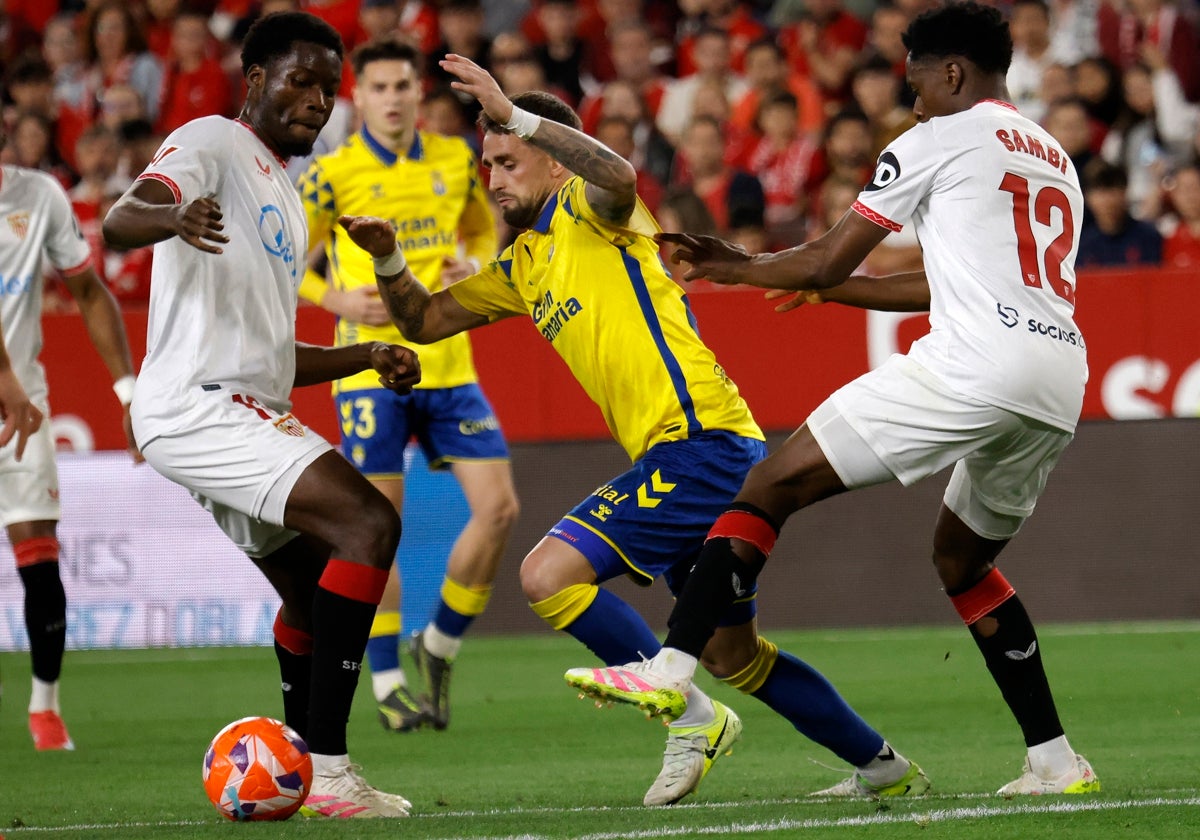 Adnan Januzaj trata de colarse entre Agoumé y Sambi Lokonga