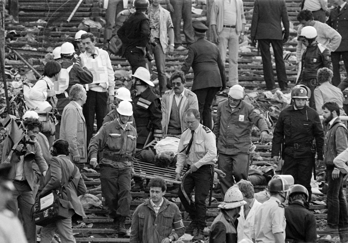 Los servicios de emergencia atienden a los heridos en Heysel