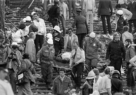 Los servicios de emergencia atienden a los heridos en Heysel