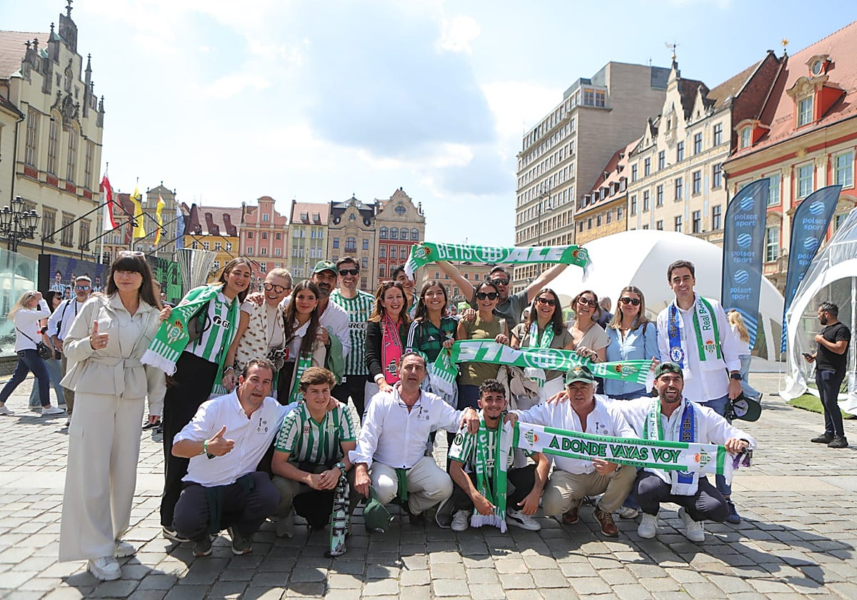 José Miguel López Catalán junto a aficionados béticos