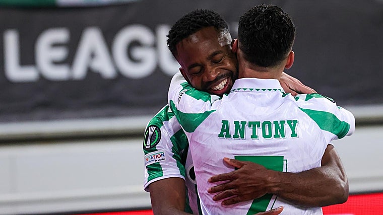 Bakambu y Antony se abrazan tras el segundo gol del congoleño en la vuelta del play off previo a octavos