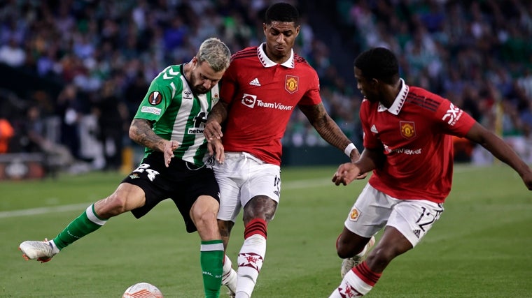 Rashford y Malacia presionan a Aitor Ruibal en un lance del Betis - Manchester United de la temporada 2022-23