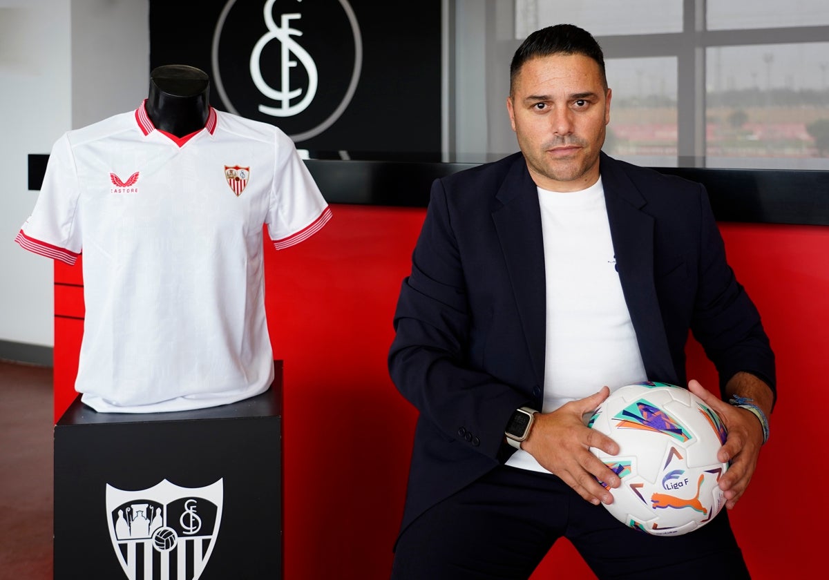 David Losada junto a la camiseta del Sevilla FC