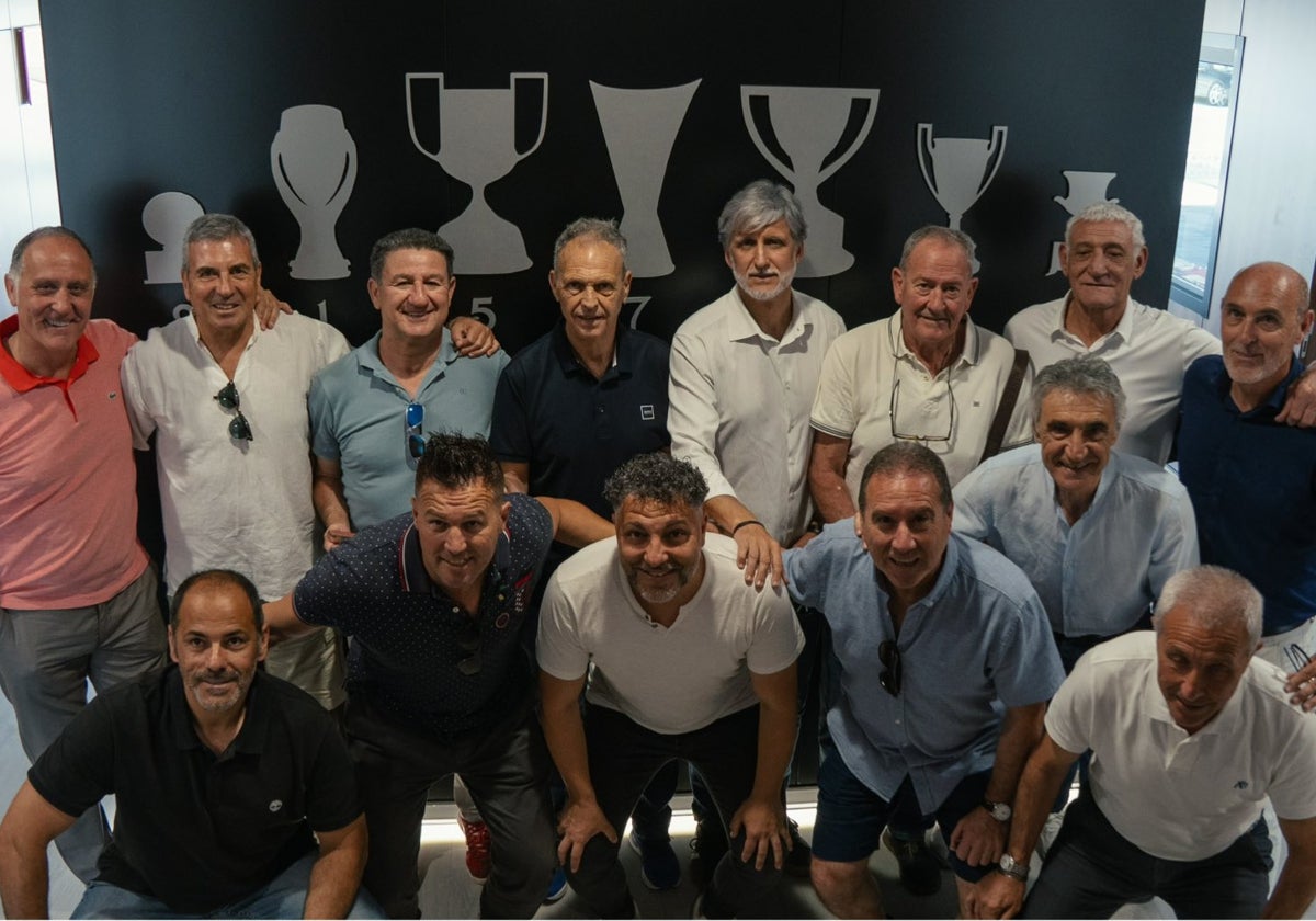 Un grupo de exfutbolistas del Sevilla visita las instalaciones del primer equipo en la ciudad deportiva