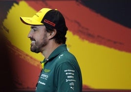 Fernando Alonso sonríe tras su rueda de prensa en Montmeló