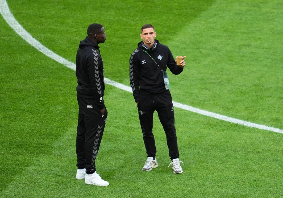 Mendy dialoga con Perraud sobre el césped del Stadion Wroclaw