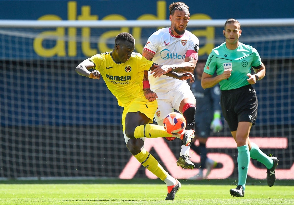 Gudelj pelea por un balón con Pape Gueye