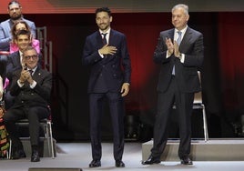 Jesús Navas recibe la Medalla de la Ciudad de Sevilla en el Día de San Fernando