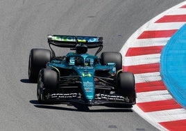 Fernando Alonso pilota por el circuito de Montmeló