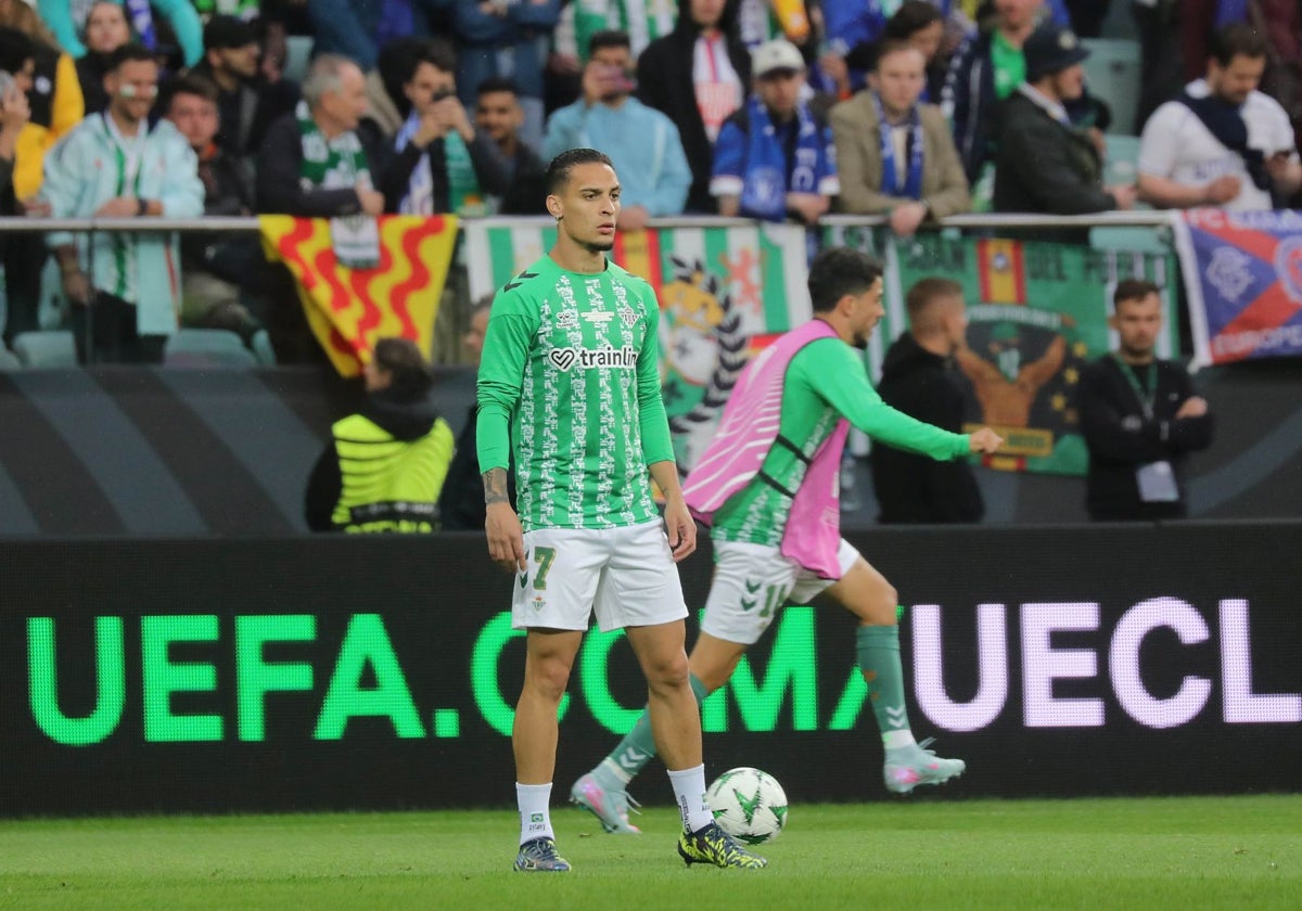 Antony, durante el calentamiento previo al Betis - Chelsea de la final de la Conference League