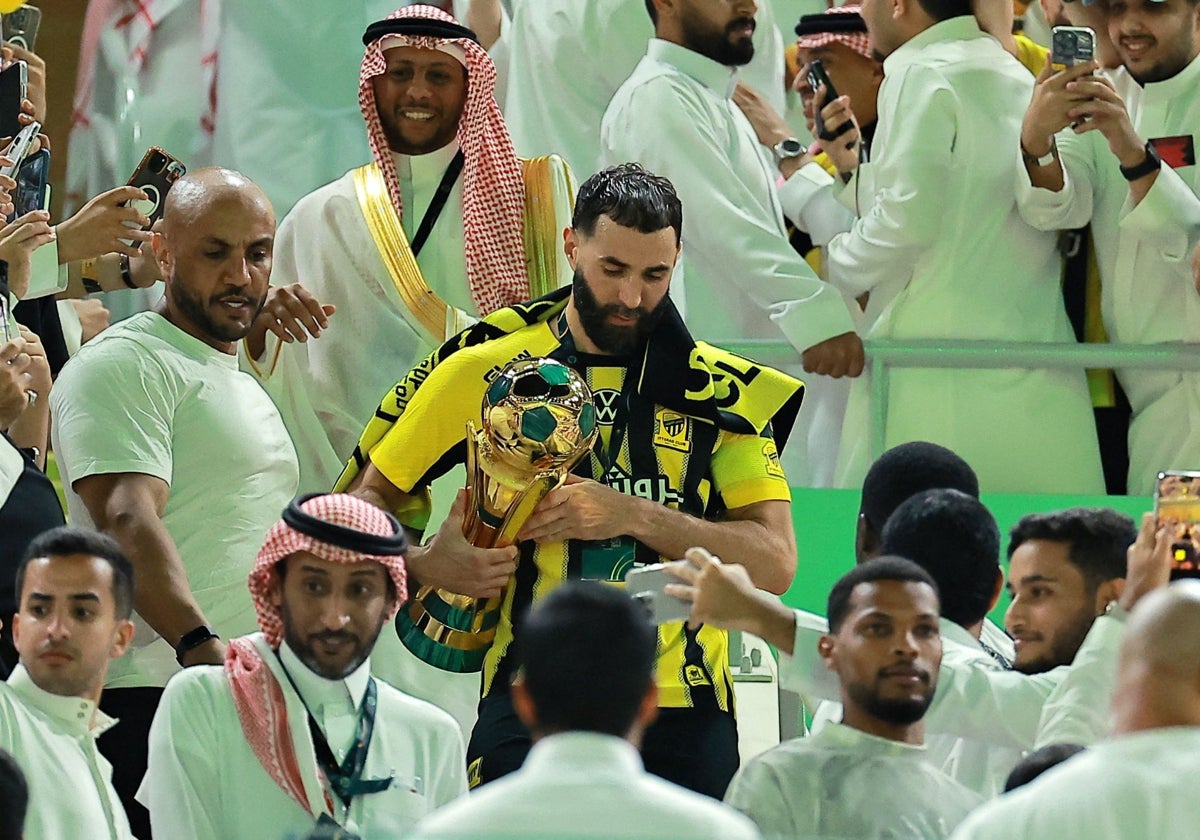 Benzema, con el trofeo de la King's Cup