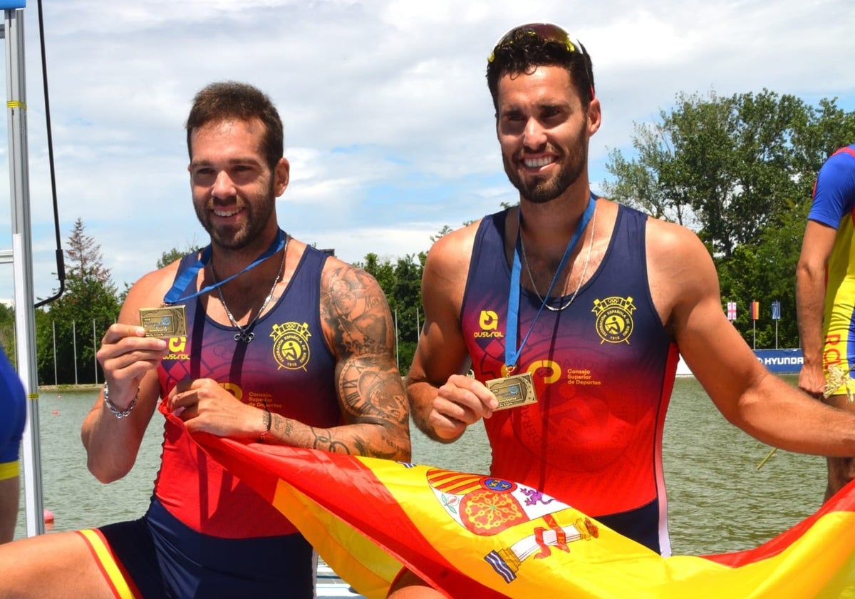 Javier García y Jaime Canalejo, luciendo la medalla de bronce ganada en Plovdiv