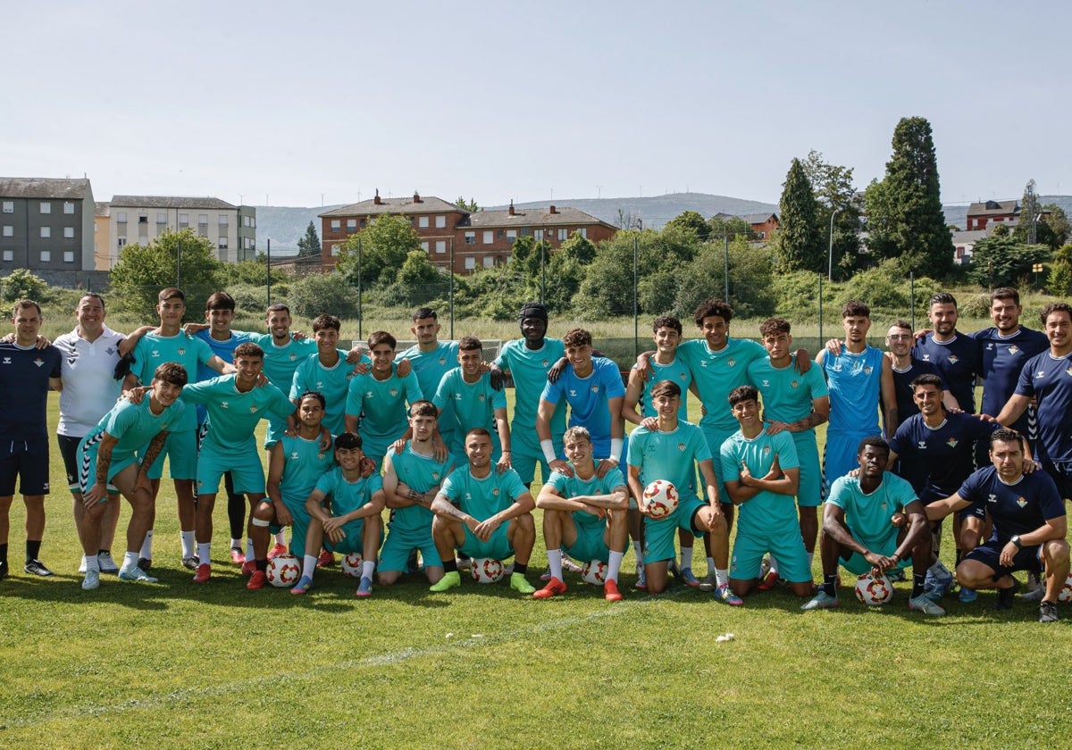 La plantilla del Betis juvenil de División de Honor posa tras el último entrenamiento en Ponferrada antes de la final