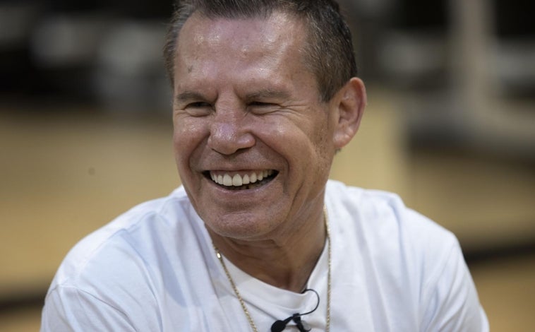 Imagen principal - Julio César Chávez ha marcado una etapa dorada en el boxeo mexicano. Durante su estancia en Madrid, hizo un alto para atender, con una sonrisa, a este periódico. El de Sonora lleva colgado un guante con su nombre serigrafiado. Genio y figura. 