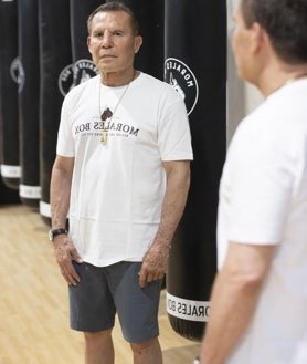 Imagen secundaria 2 - Julio César Chávez ha marcado una etapa dorada en el boxeo mexicano. Durante su estancia en Madrid, hizo un alto para atender, con una sonrisa, a este periódico. El de Sonora lleva colgado un guante con su nombre serigrafiado. Genio y figura. 