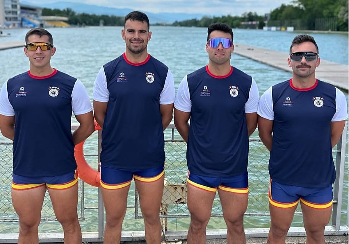 Gonzalo García, segundo por la derecha, junto a los integrantes del cuádruple scull español en Plovdiv