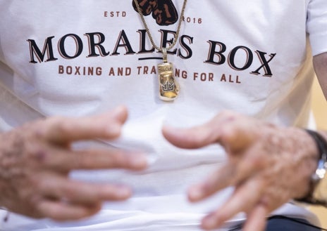 Imagen secundaria 1 - Julio César Chávez ha marcado una etapa dorada en el boxeo mexicano. Durante su estancia en Madrid, hizo un alto para atender, con una sonrisa, a este periódico. El de Sonora lleva colgado un guante con su nombre serigrafiado. Genio y figura. 