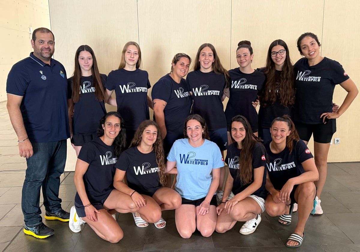 El equipo del Waterpolo Dos Hermanas femenino que ha logrado el ascenso a la categoría de plata nacional
