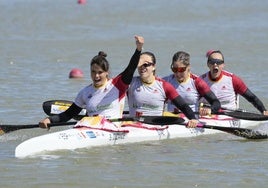 Sara Ouzande, primera en la embarcación, junto a sus compañeras del K4 500 en Szeged