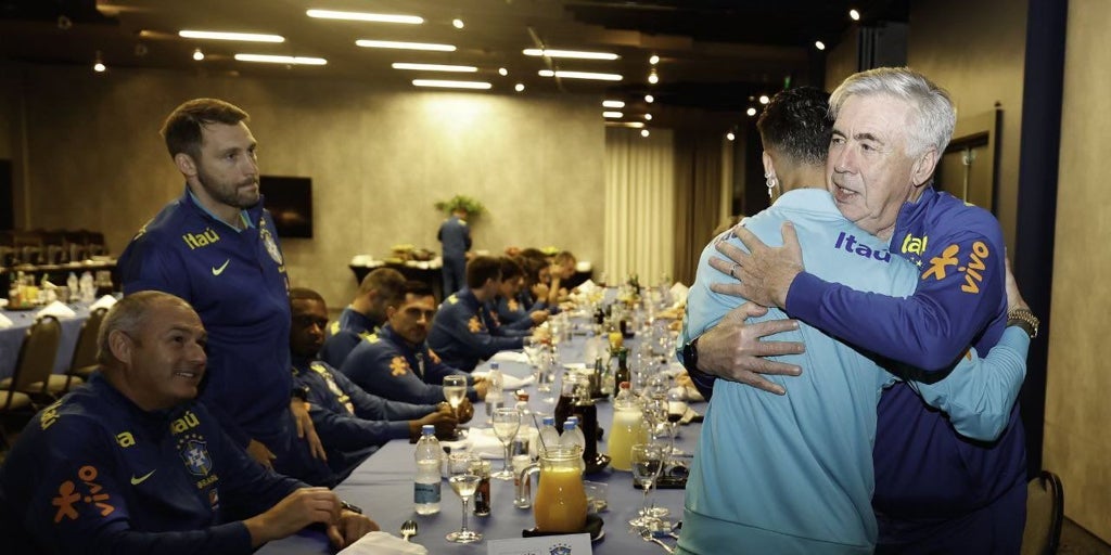 El abrazo de ancelotti y antony en su regreso a la selección brasileña