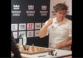El furioso arrebato de Carlsen tras perder con Gukesh