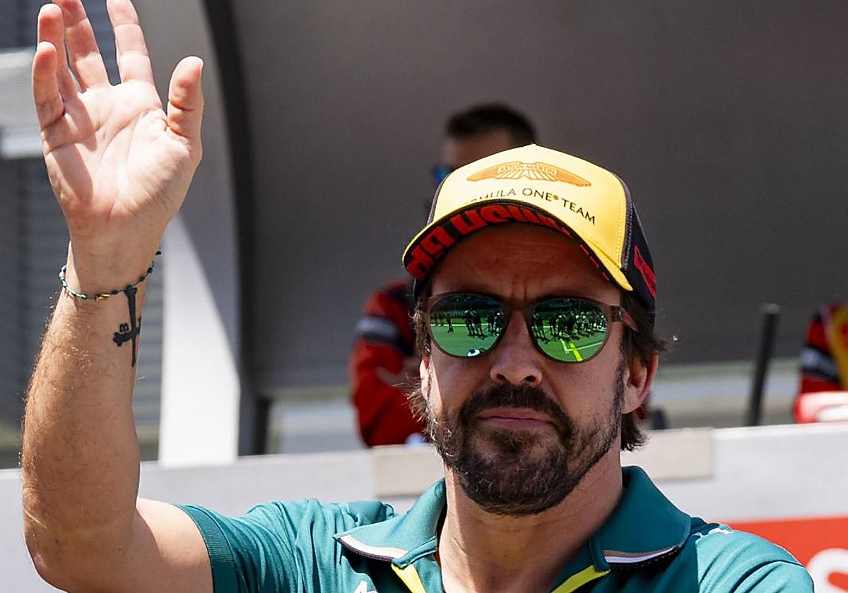 Fernando Alonso saluda a la grada