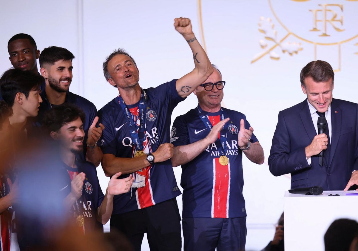 Luis Enrique, junto a Macron, en la recepción en el Elíseo