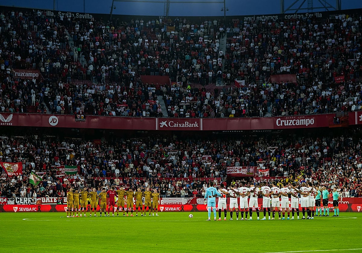 Los jugadores del Sevilla y de la Real Sociedad, antes del partido de esta temporada
