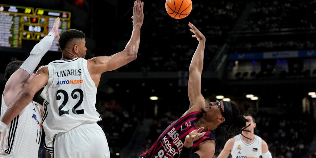 El real madrid se adelanta ante el baskonia con esfuerzo